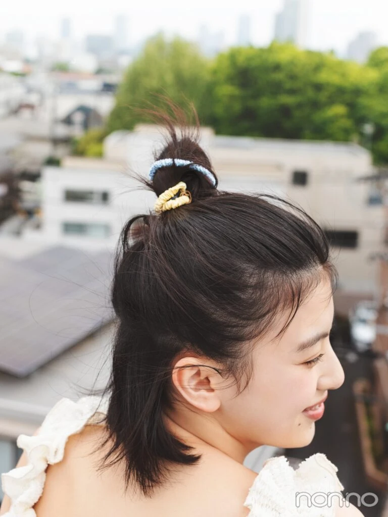ハーフアップヘアの後ろ姿