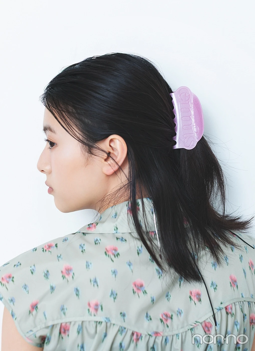 ピンクのヘアクリップで後ろ髪をまとめた出口夏希のアップ