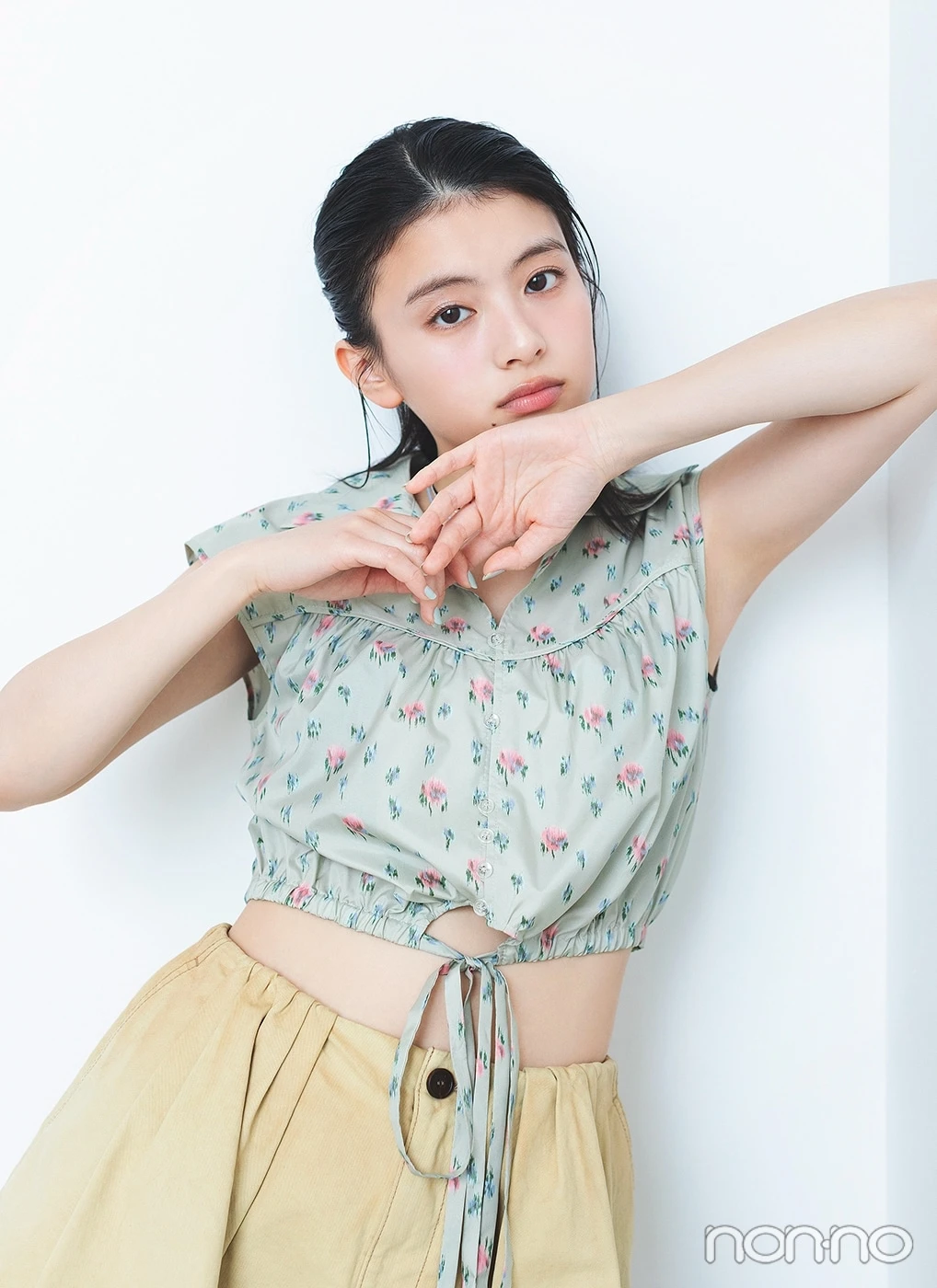 花柄ブラウスにベージュのフレアミニスカートを着た出口夏希の上半身