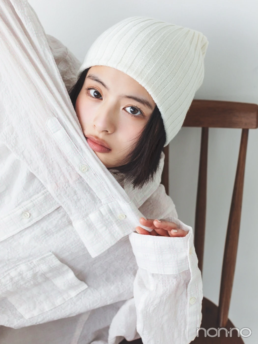 白いニット帽を被った出口夏希