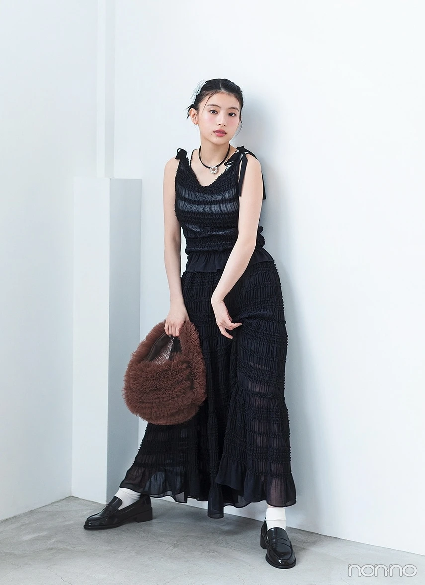 透け感のある黒のセットアップを着た出口夏希の全身