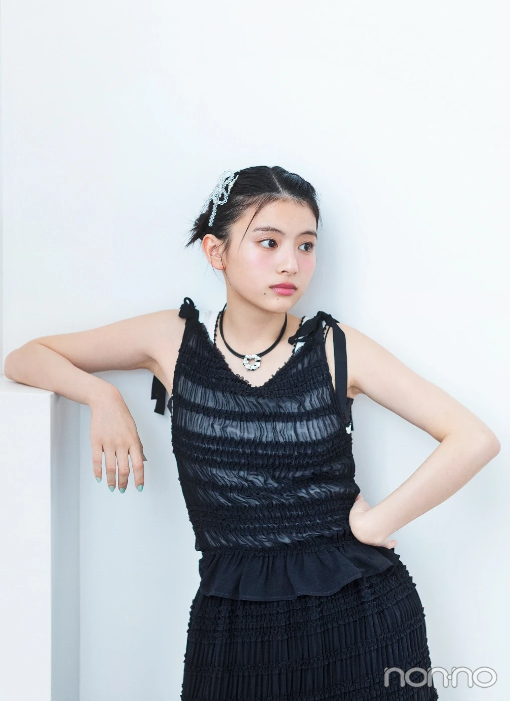 透け感のある黒のセットアップを着た出口夏希のバストアップ