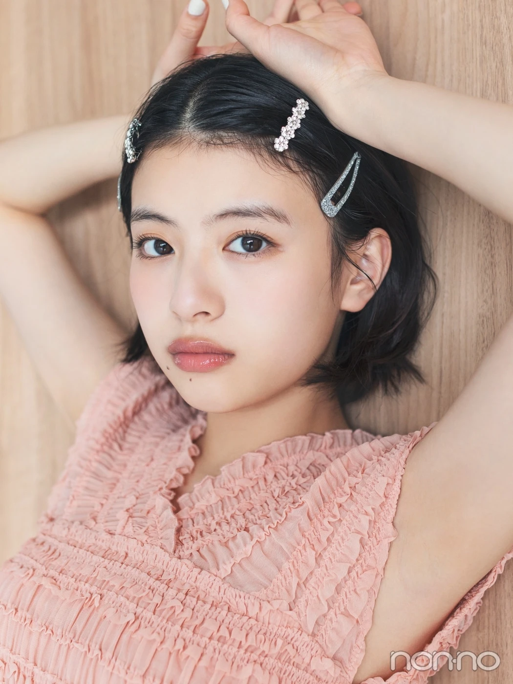 キラキラピンを両サイドにつけた出口夏希