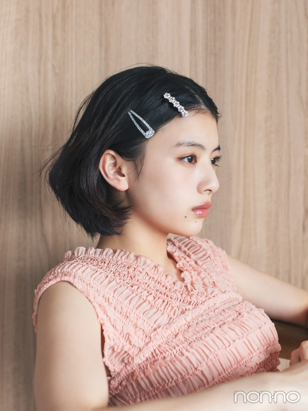 キラキラピンつけて横を向く出口夏希