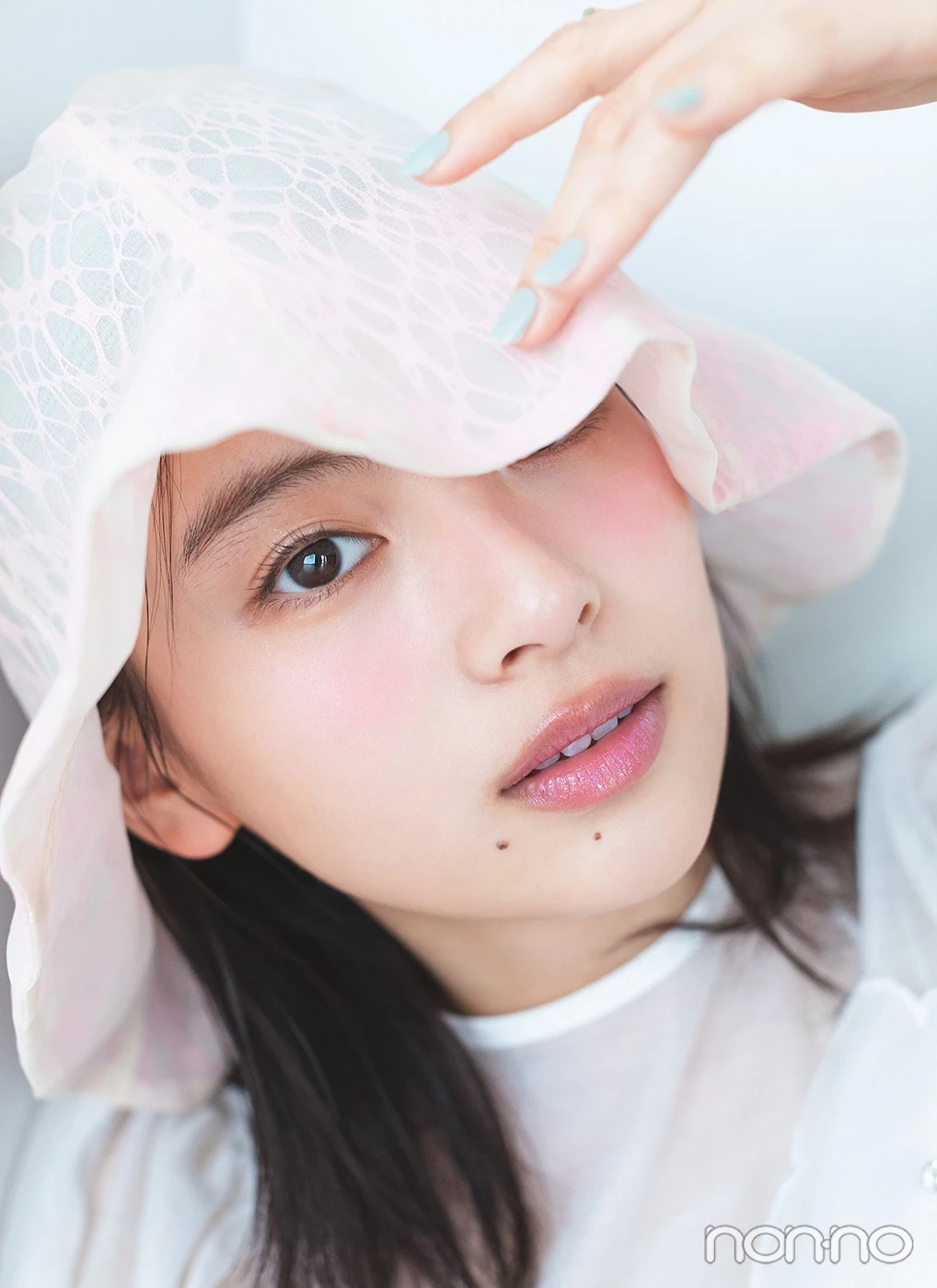 帽子で半分目を隠した出口夏希のアップ