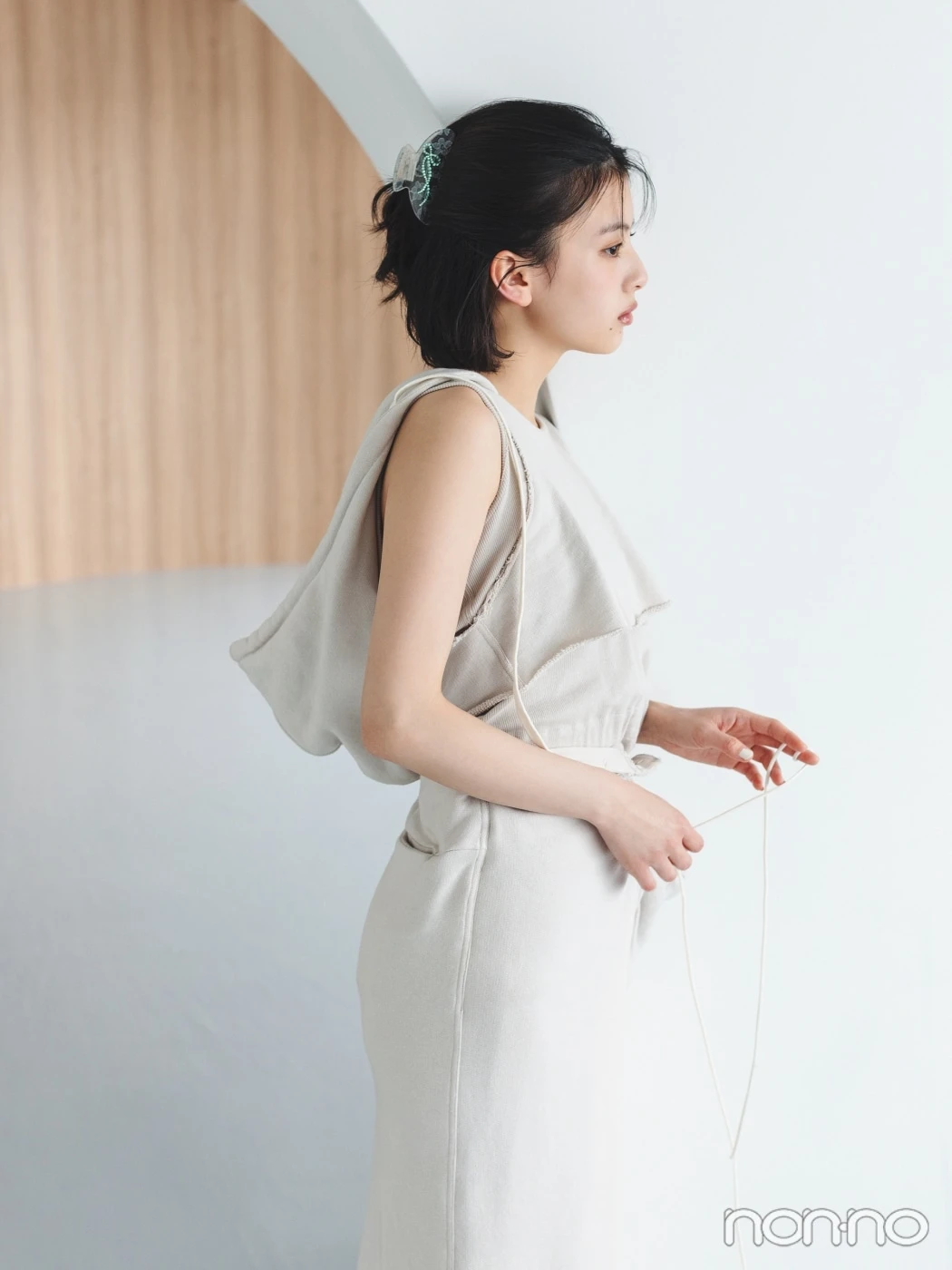 スエットワンピースを着て横を向く出口夏希
