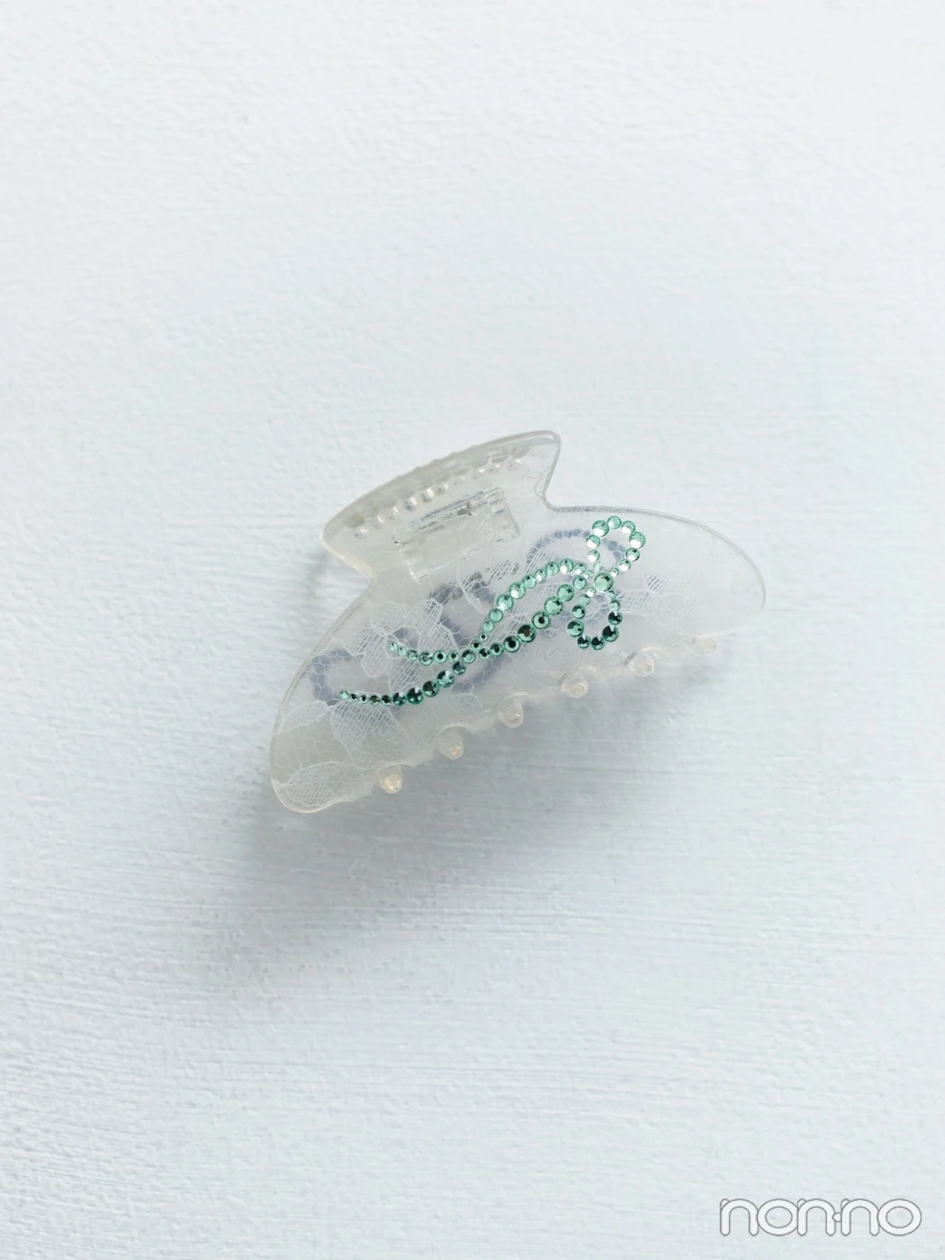 白っぽいクリアにラインストーンのついたヘアクリップ