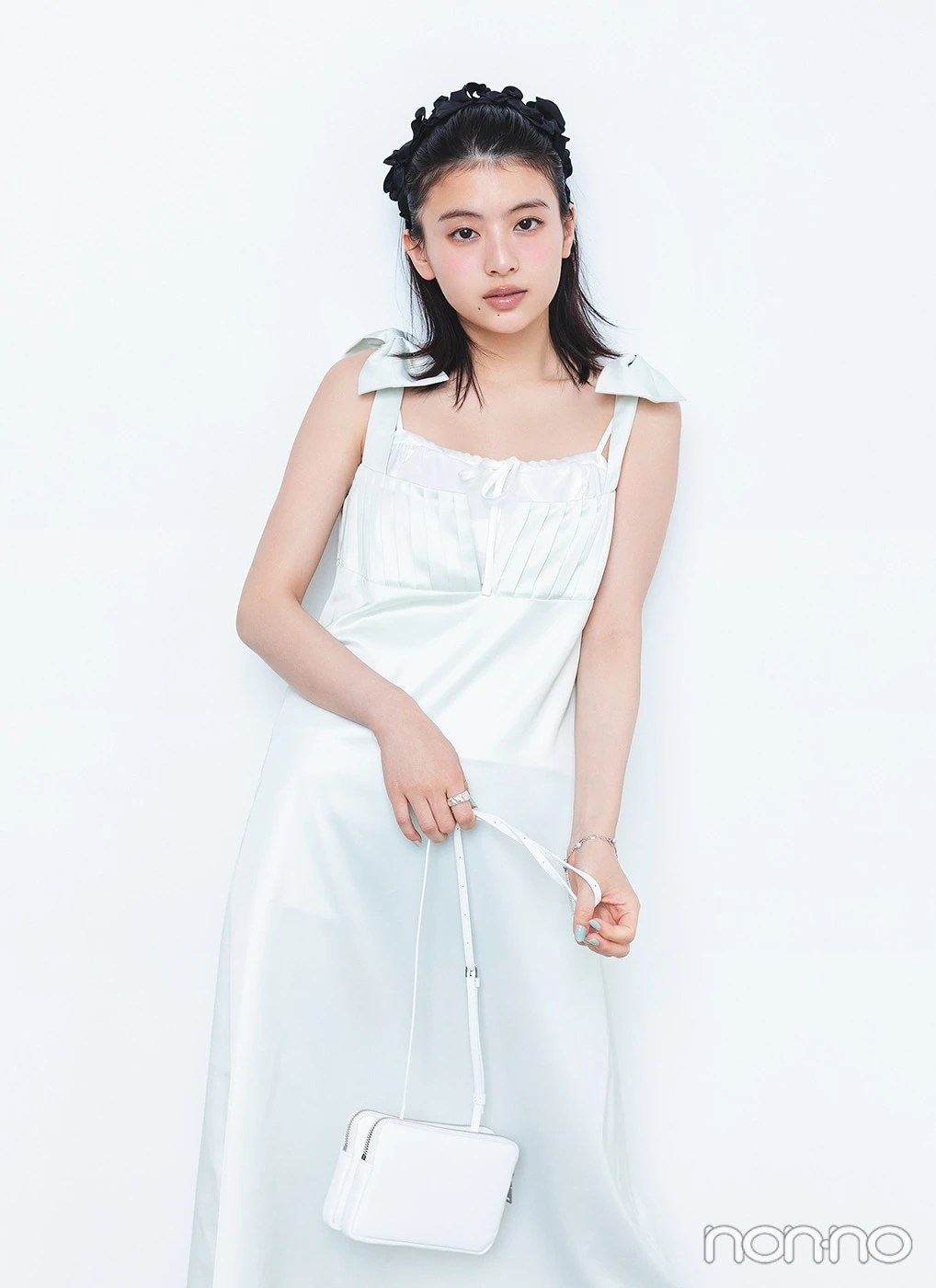 サテンのワンピースを着た出口夏希の上半身