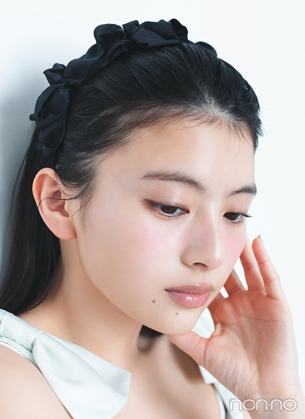 カチューシャをつけてふし目がちな出口夏希のアップ