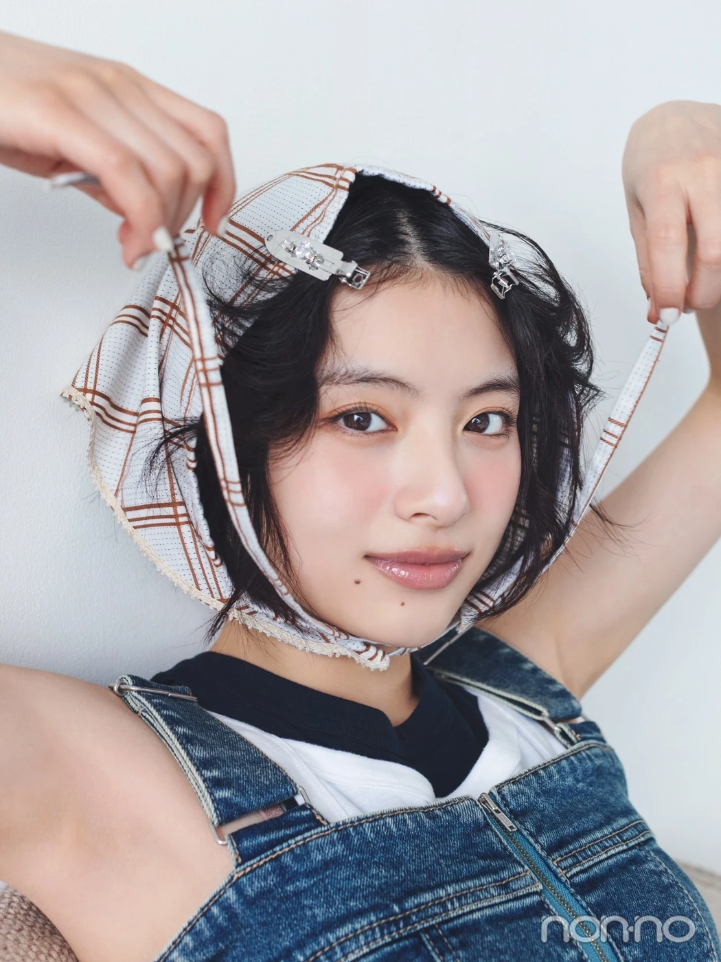 チェックのバブーシュカを巻いた出口夏希