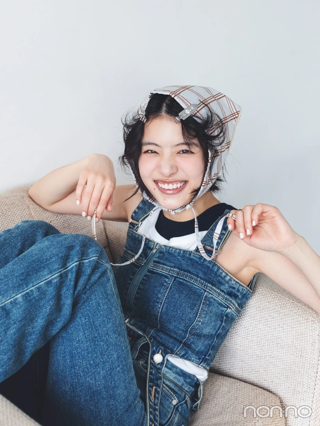 チェックのバブーシュカを巻いて笑う出口夏希