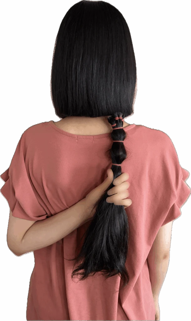 ヘアドネーションで切った髪を持っている写真