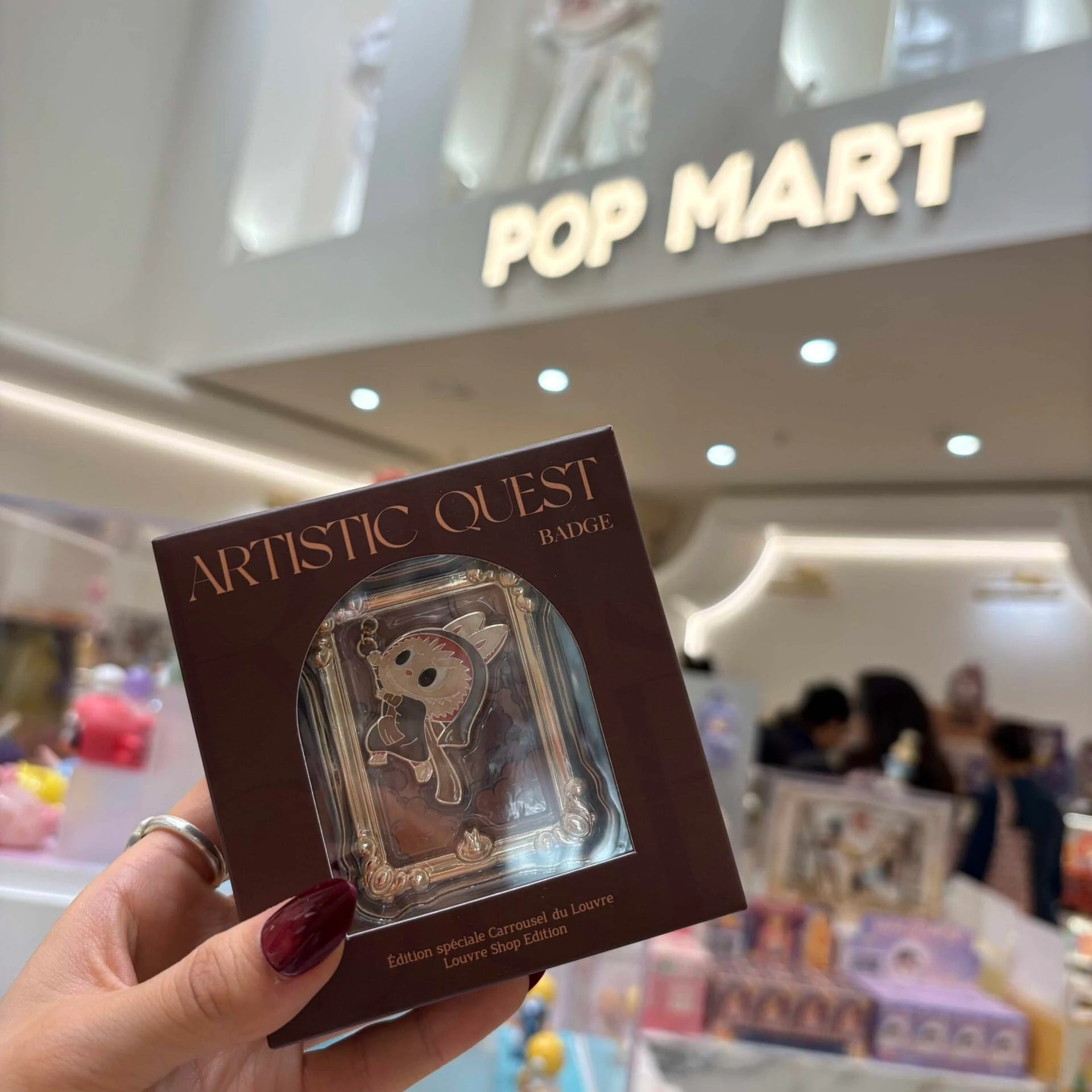 POP MART Carrousel du Louvre店で購入した限定「LABUBU'S ARTISTIC QUEST BADGE」