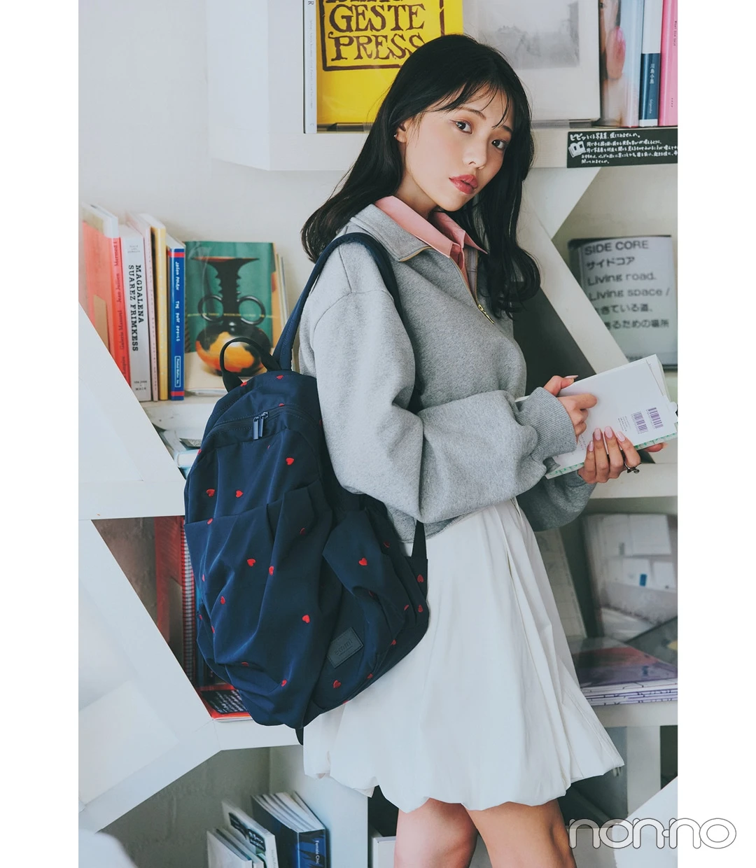【2026最新】学生におすすめの通学リュック「emmi（エミ）」のリュックを持つ女性
