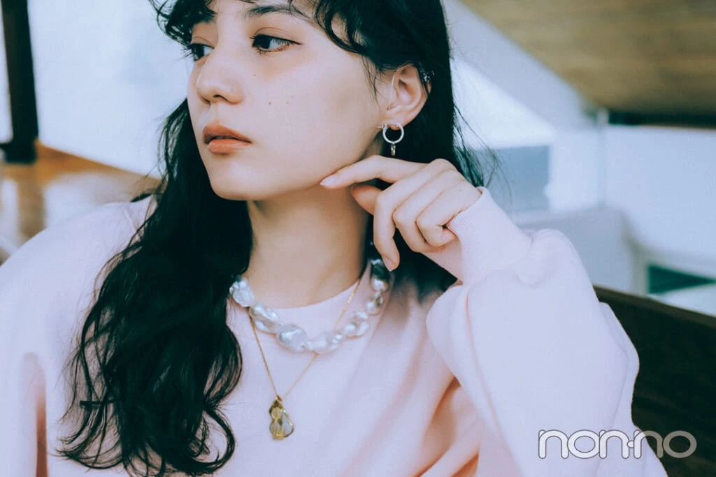 小坂菜緒×パールネックレスのおしゃれな付け方 きしゃなネックレスとレイヤード