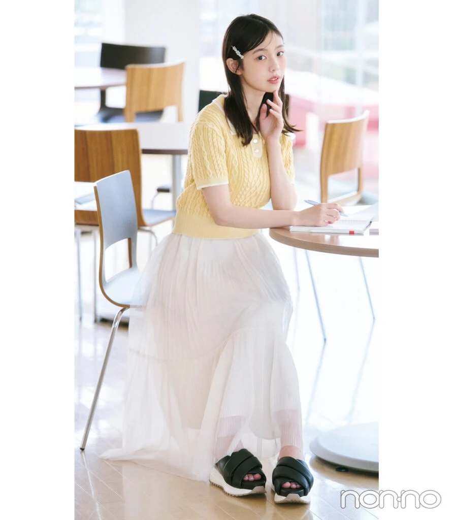 通学におすすめのパフィーサンダルをはく菊地姫奈