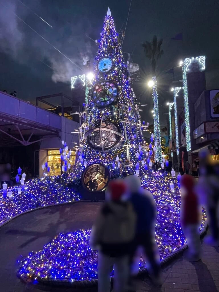 ひらかたパークのイルミネーションの様子。青紫に輝くクリスマスツリー。