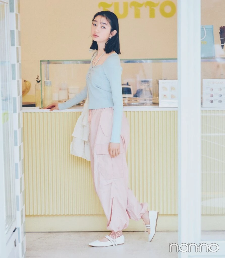 ミルキーピンクのカーゴパンツ×ブルーのニットのフェミニンコーデ
