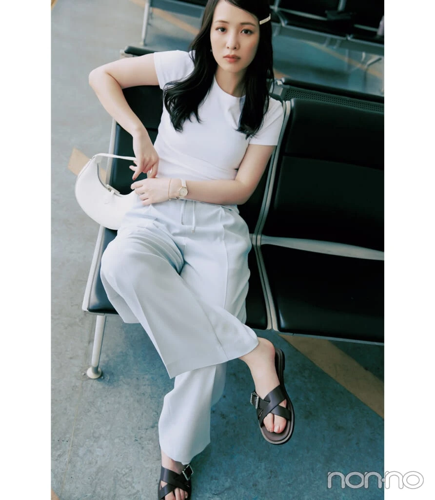 白Tシャツの韓国コーデ くすみパステル