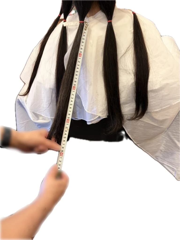 髪の毛の長さを測っている