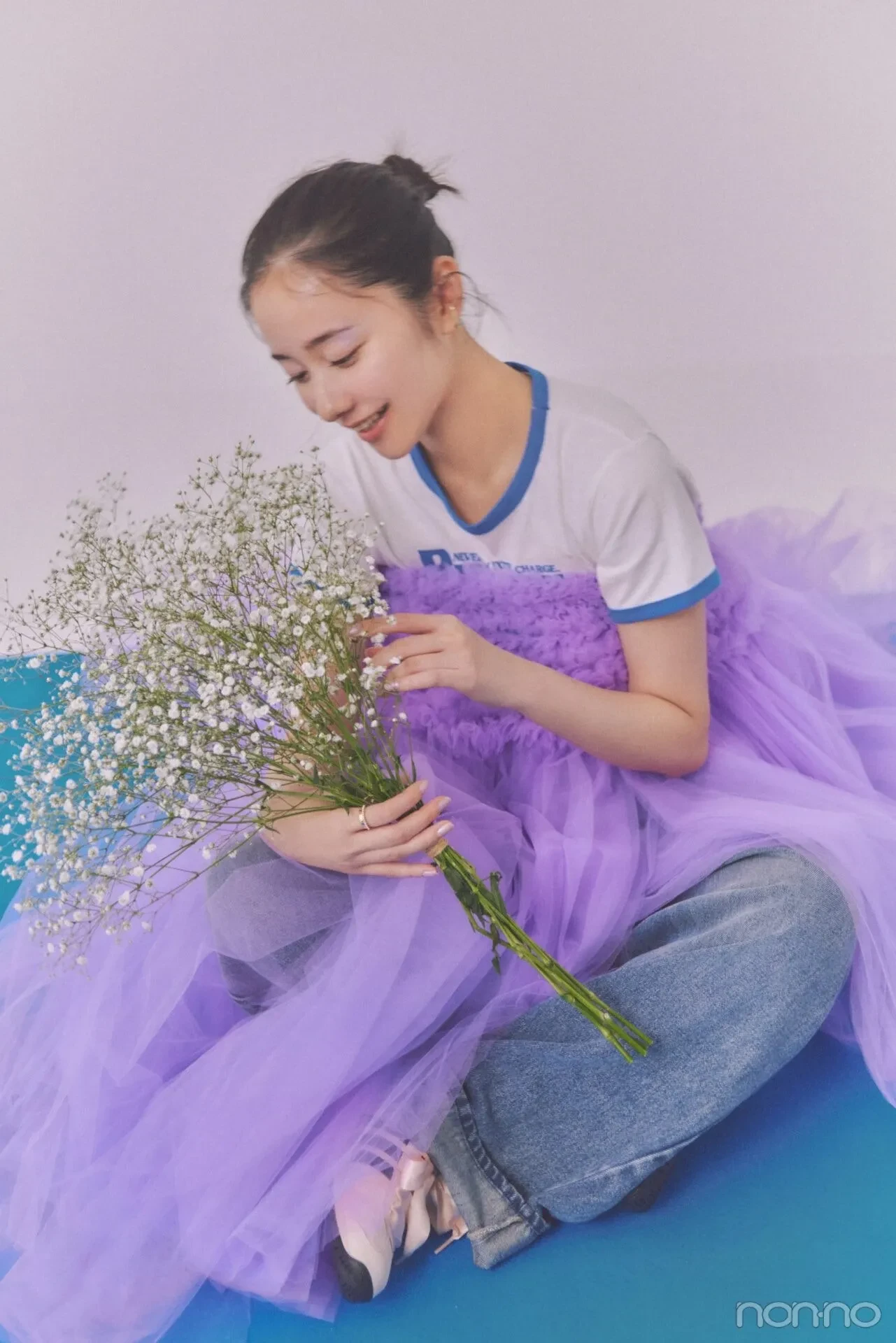堀田真由はカスミソウを見つめている画像