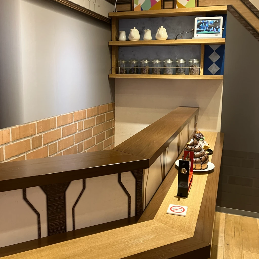 喫茶リコリコの店内を模した展示物