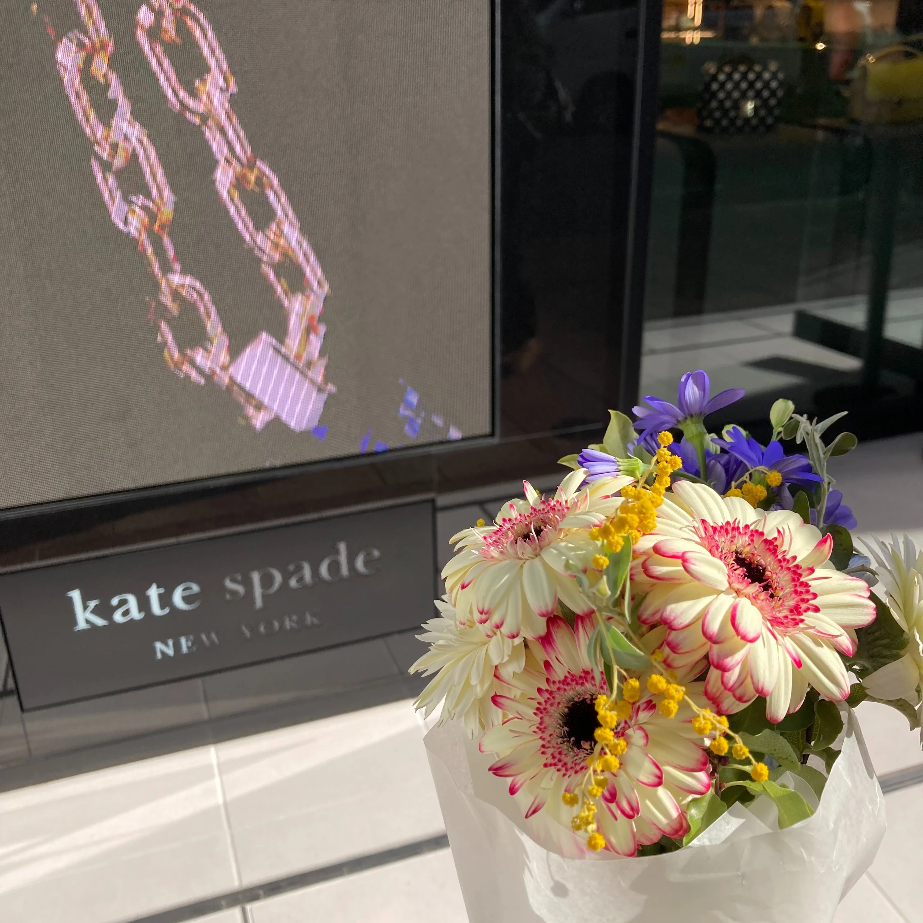 いただいたブーケとkate spade NEW YORKのモニターで