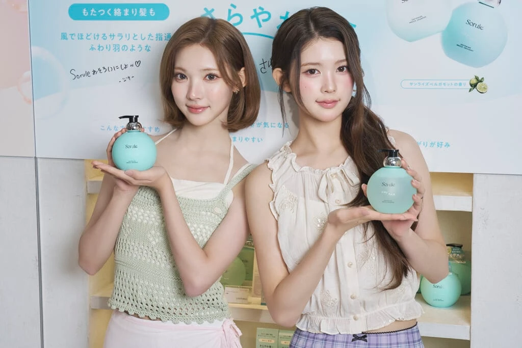 「ブリーズライン」のヘアケアボトルを持つ、(左から)JIWOO(ジウ)、A-NA(エイナ)