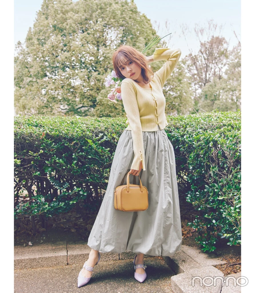 イエローカーディガン×バルーンスカートのフェミニンコーデ