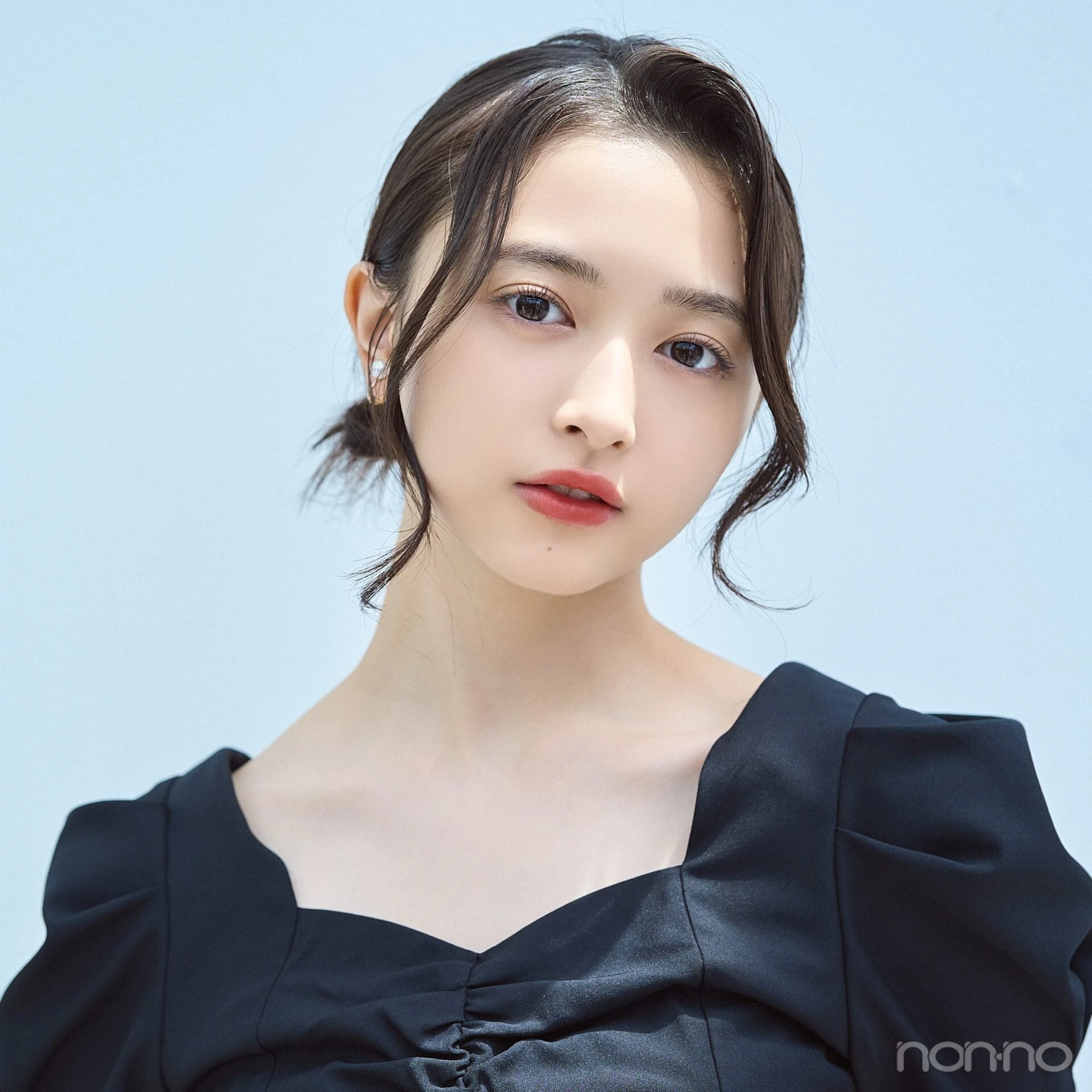 井上和の顔映えストローハット×ゆる巻きシニヨンフロント