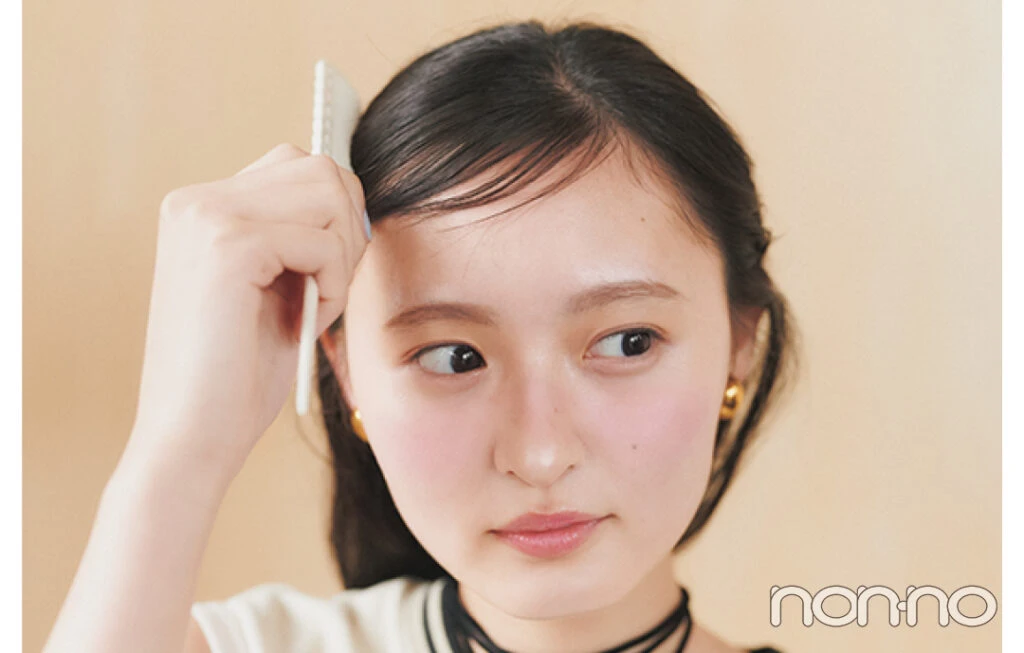 おだんごヘアの手順1、前髪をピタッとなでつける