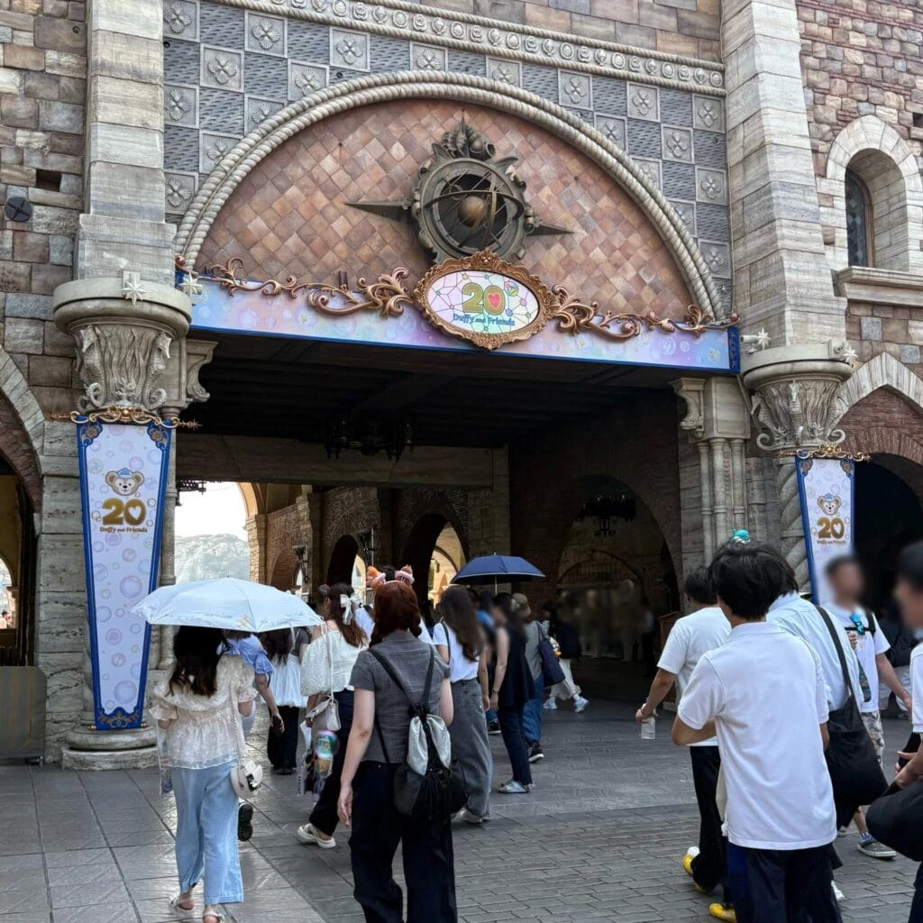 ディズニーシー入園直後に見えた、ダッフィー20周年の飾り