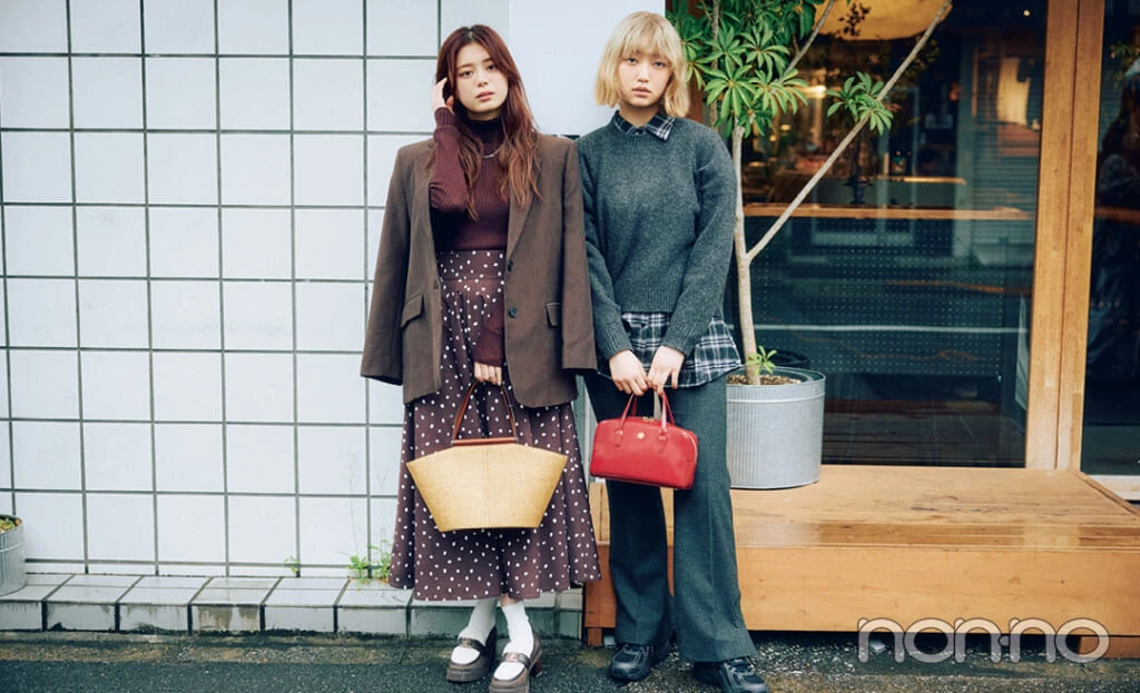 プチプラ高見えニットを着た小宮山莉渚と紺野彩夏1
