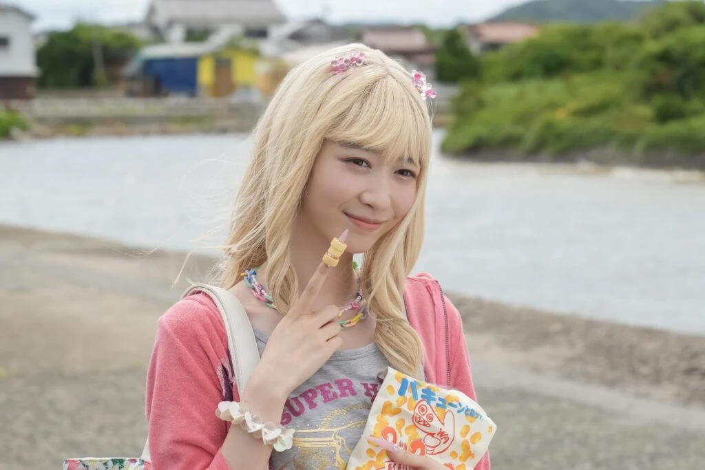 金髪ギャル姿の岡本夏美