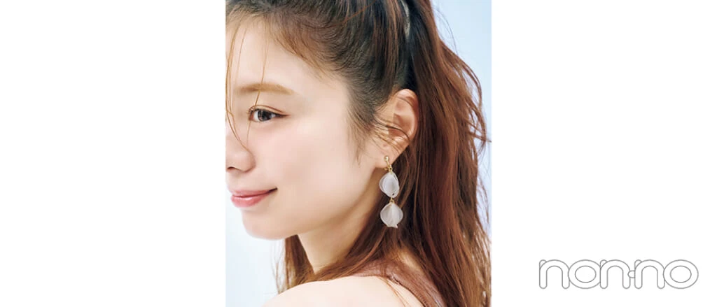 スマホ撮影時スタイルアップが叶うコーデポイント ヘアやアクセで顔回りにリズム
