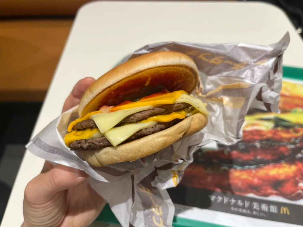 マクドナルドのチーズチーズダブルチーズバーガーを手に持った様子