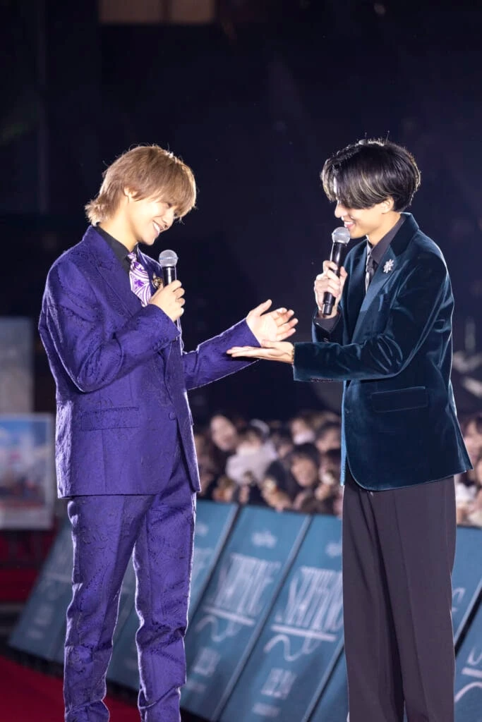 お立ち台の上で笑顔で話す、自称晴れ男永瀬廉さんと自称雨男髙橋海人さん