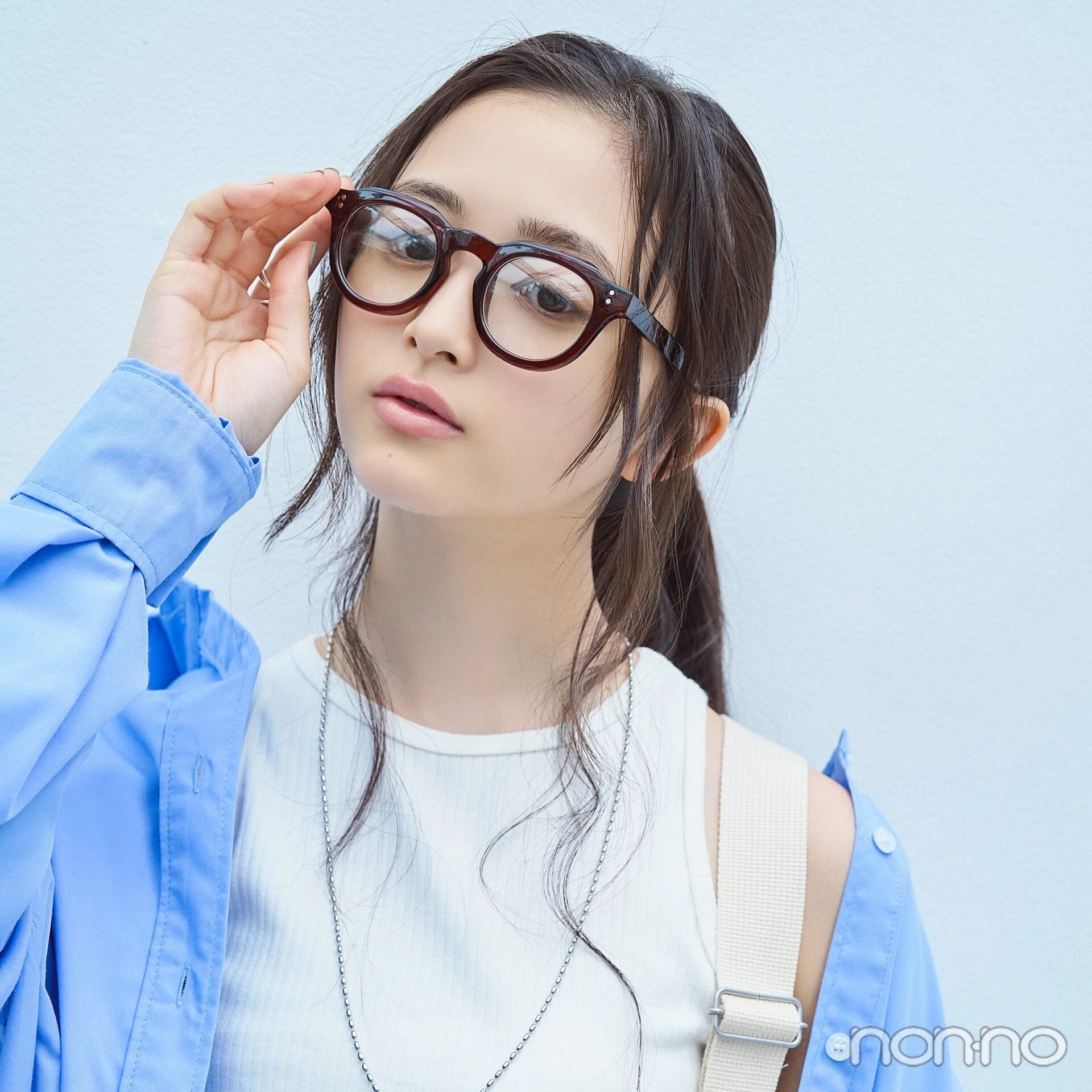 井上和の効かせ色キャップ×後れ毛多めのゆるポニテフロント