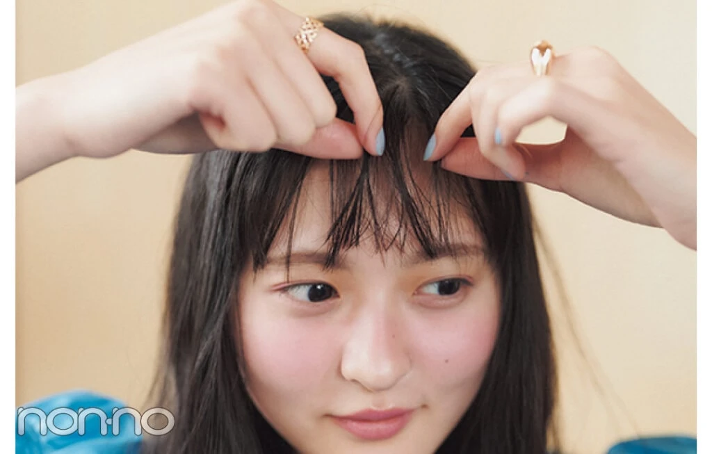 ちび三つ編みヘアの手順2、前髪も軽く巻いてからオイルをつける