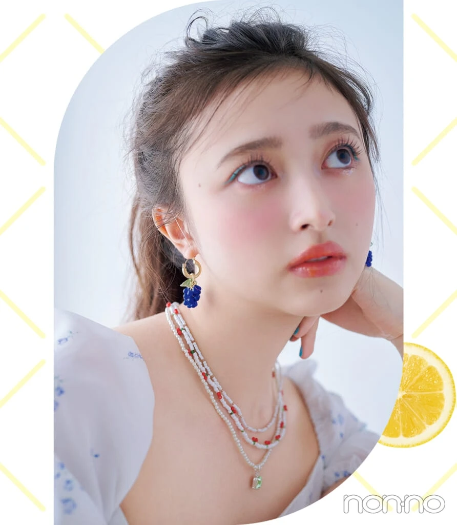 井上和がつけるフルーツモチーフのポップなアクセ1