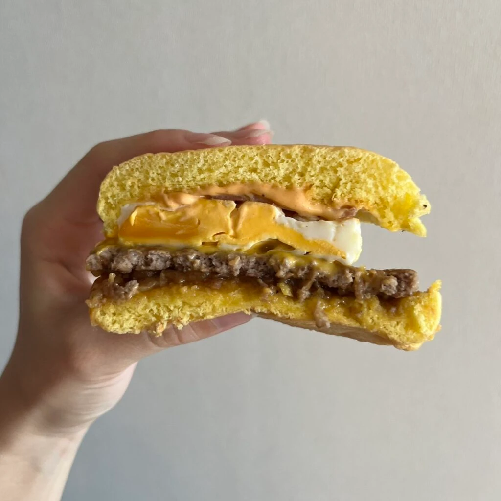 マック2025年新作
2枚目：とろ旨すき焼き月見の断面図