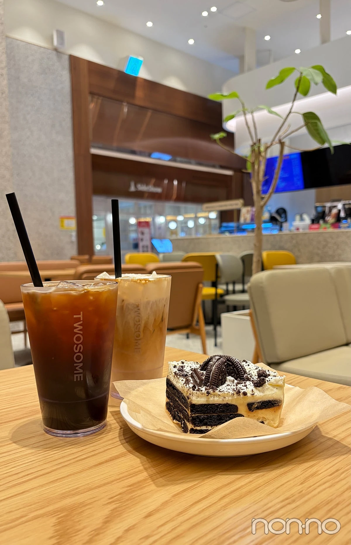 インスパイア・エンターテインメント・リゾート「A TWOSOME PLACE」のアイスコーヒーとアイスカフェラテとケーキ