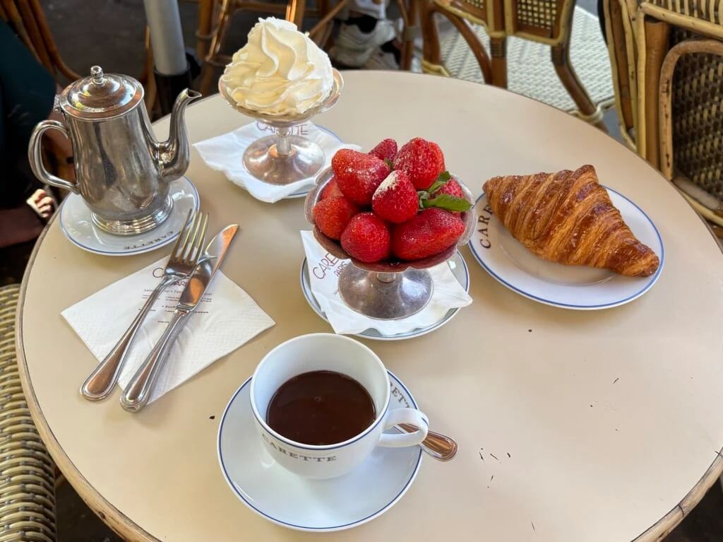 パリのカフェ〈Carette（カレット）〉で注文したショコラショー、クロワッサン、いちごの朝食