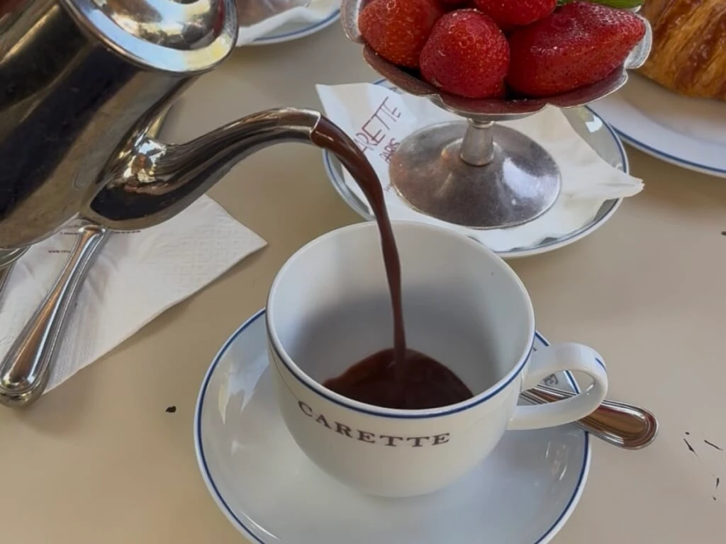 銀のポットからカップに注がれる〈Carette（カレット）〉のショコラショー