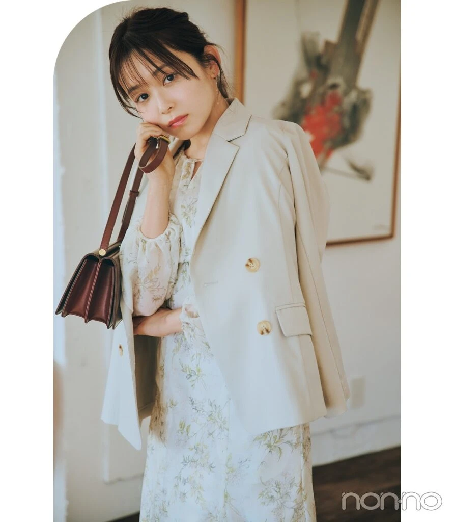 華麗な花柄ワンピース×ジャケットのフェミニンコーデ