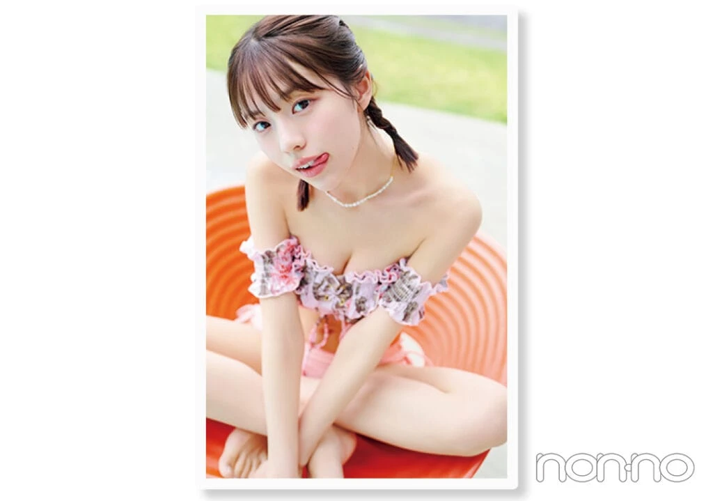菊地姫奈の海、プールで盛れる写真テク 上アングルからのあぐらショット