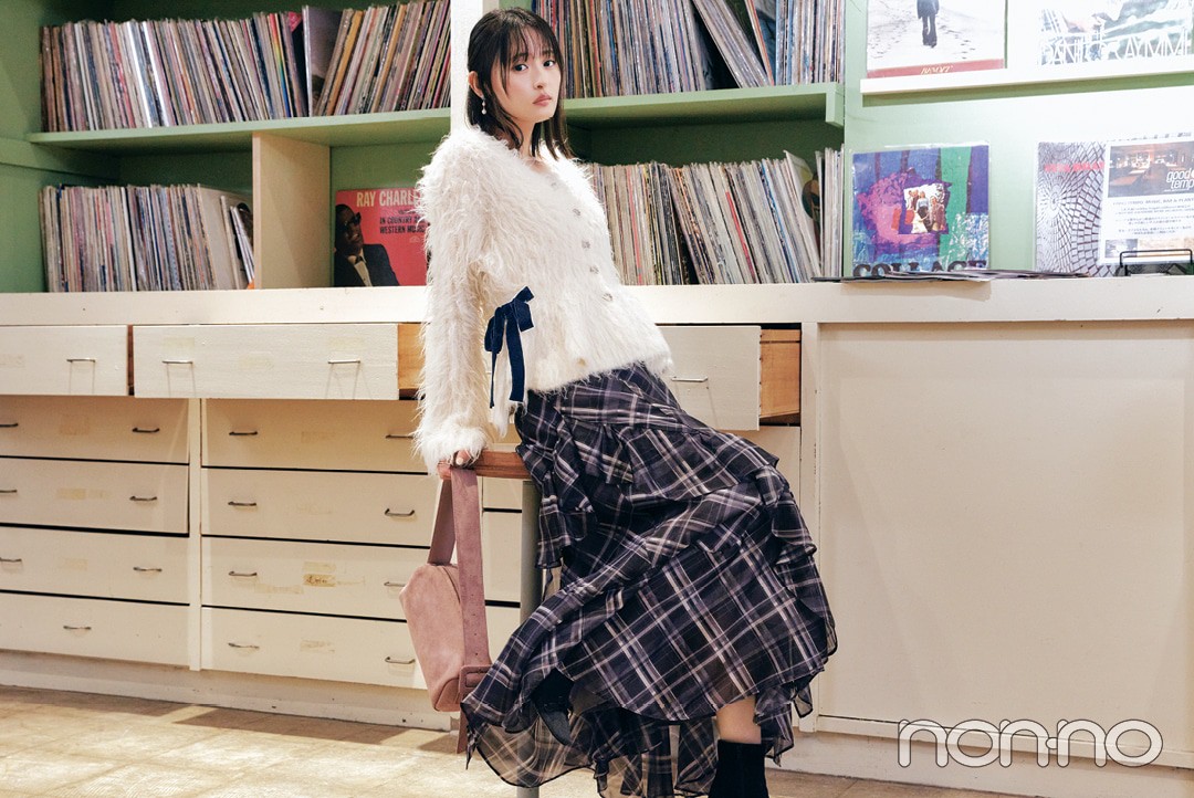 遠藤さくらが紹介するお出かけの日の 秋トレンドアイテム リボンテープニット