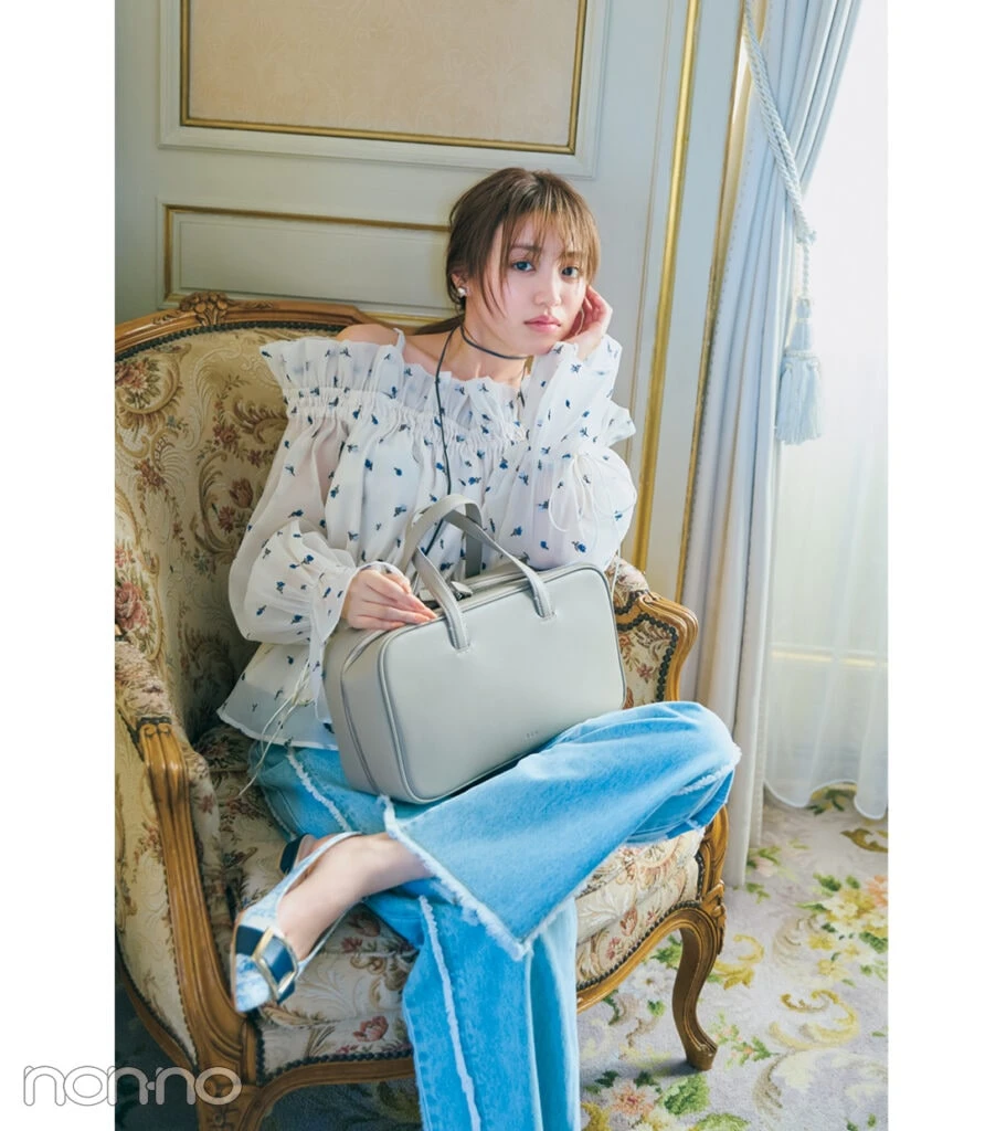 春服おすすめの横長ボストンを持った香音