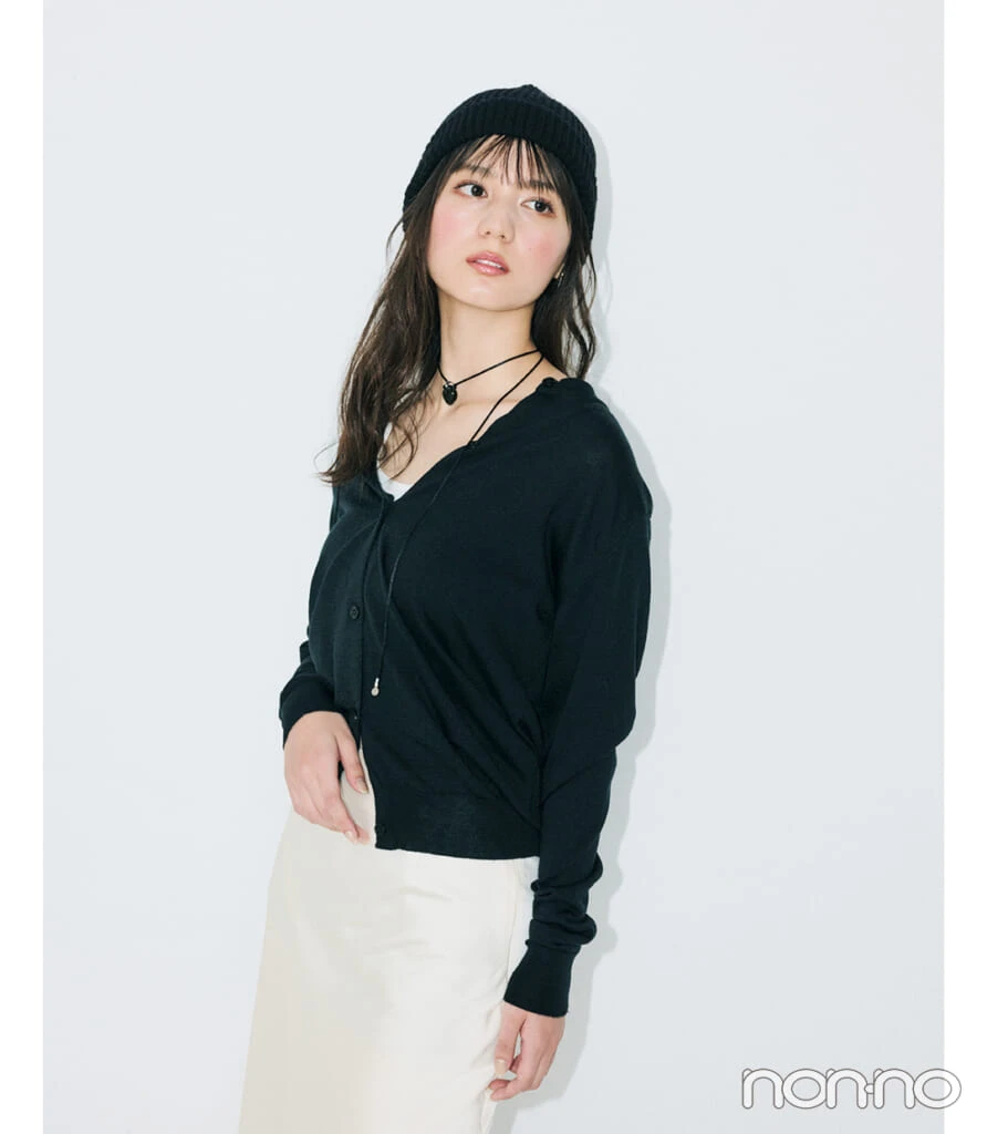 小坂菜緒と黒のニットカーディガン×着こなし