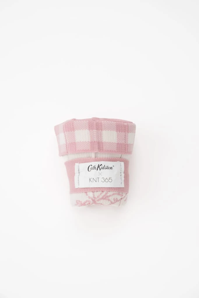 CK×KNT365 Co-Knittyのオンラインストア限定のハートチェリーを折りたたんだ様子